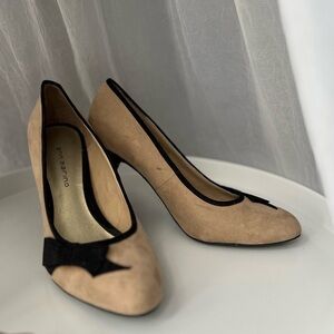 Beige and black bow pumps size 7